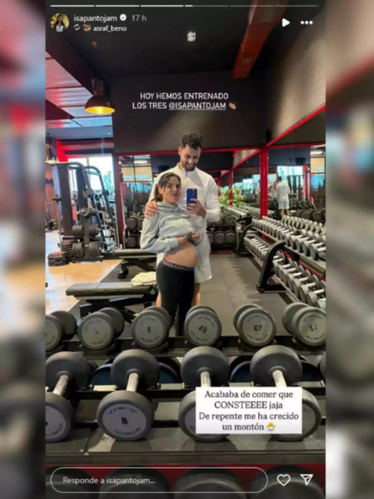 Isa Pantoja y Asraf Beno se toma una selfie en el gimnasio frente a un espejo, rodeados de pesas y equipo de entrenamiento. Isa Pantoja y Asraf Beno se toma una selfie en el gimnasio frente a un espejo, rodeados de pesas y equipo de entrenamiento.