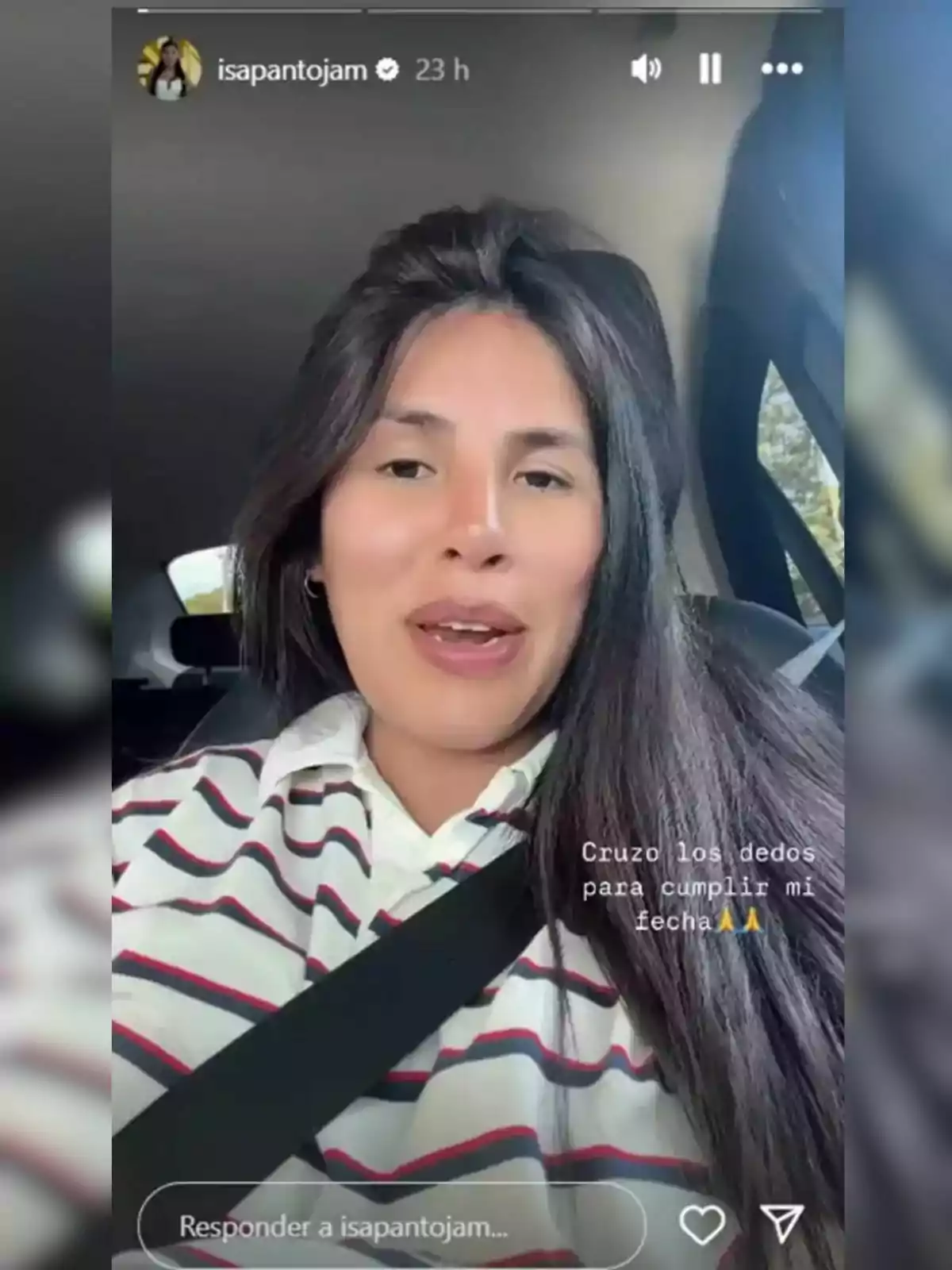Isa Pantoja está sentada en un automóvil, lleva puesta una camisa de rayas y un cinturón de seguridad, y hay un texto en la imagen que dice Isa Pantoja está sentada en un automóvil, lleva puesta una camisa de rayas y un cinturón de seguridad, y hay un texto en la imagen que dice