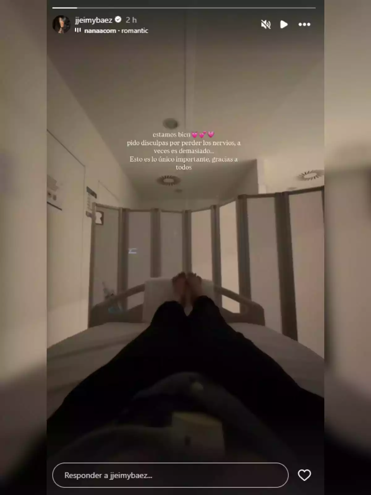 Jeimy Báez está acostada en una cama de hospital, con un mensaje sobre disculparse por perder los nervios y agradeciendo a todos. Jeimy Báez está acostada en una cama de hospital, con un mensaje sobre disculparse por perder los nervios y agradeciendo a todos.