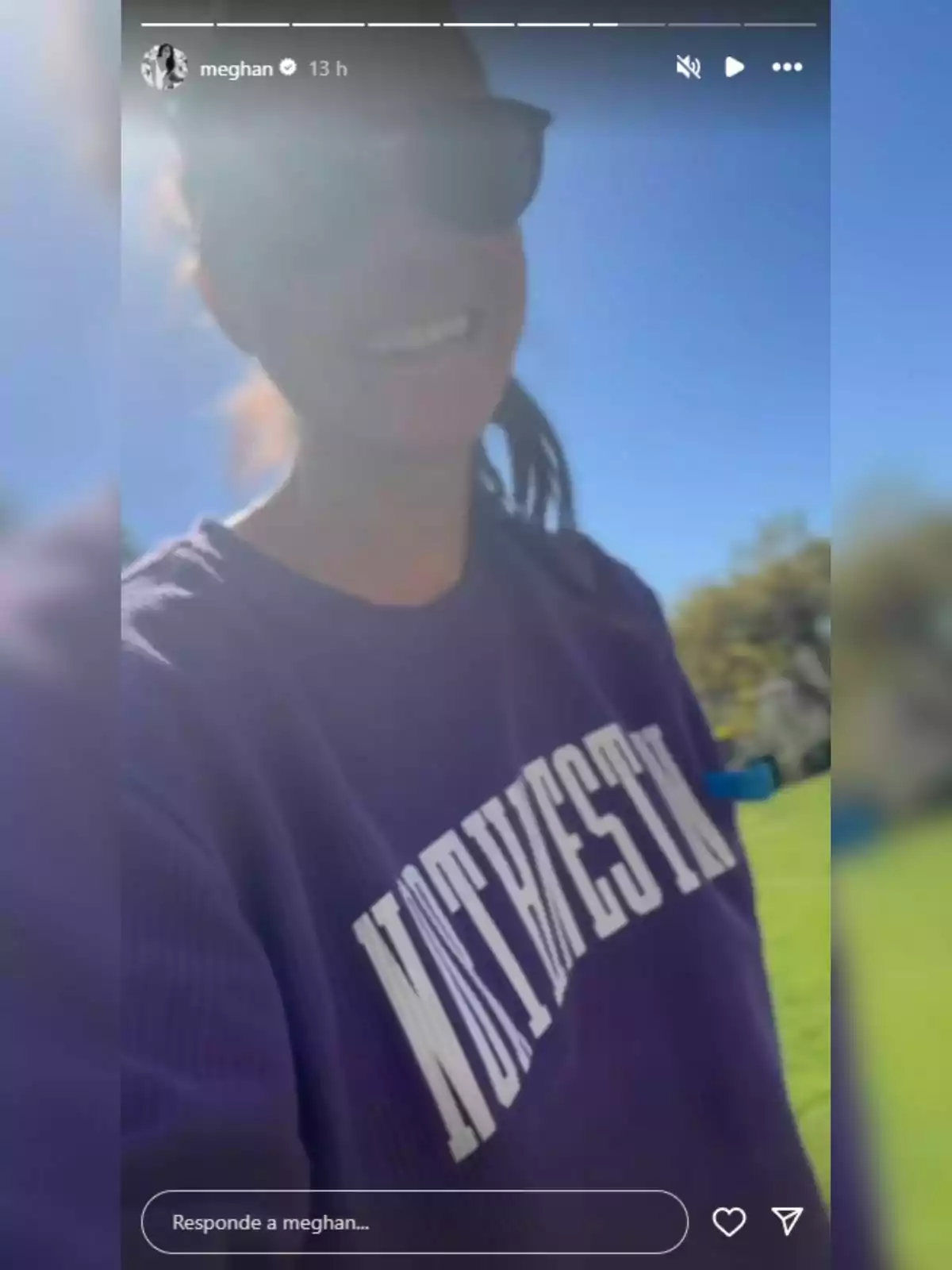 Meghan Markle con gafas de sol y una sudadera morada con la palabra Meghan Markle con gafas de sol y una sudadera morada con la palabra