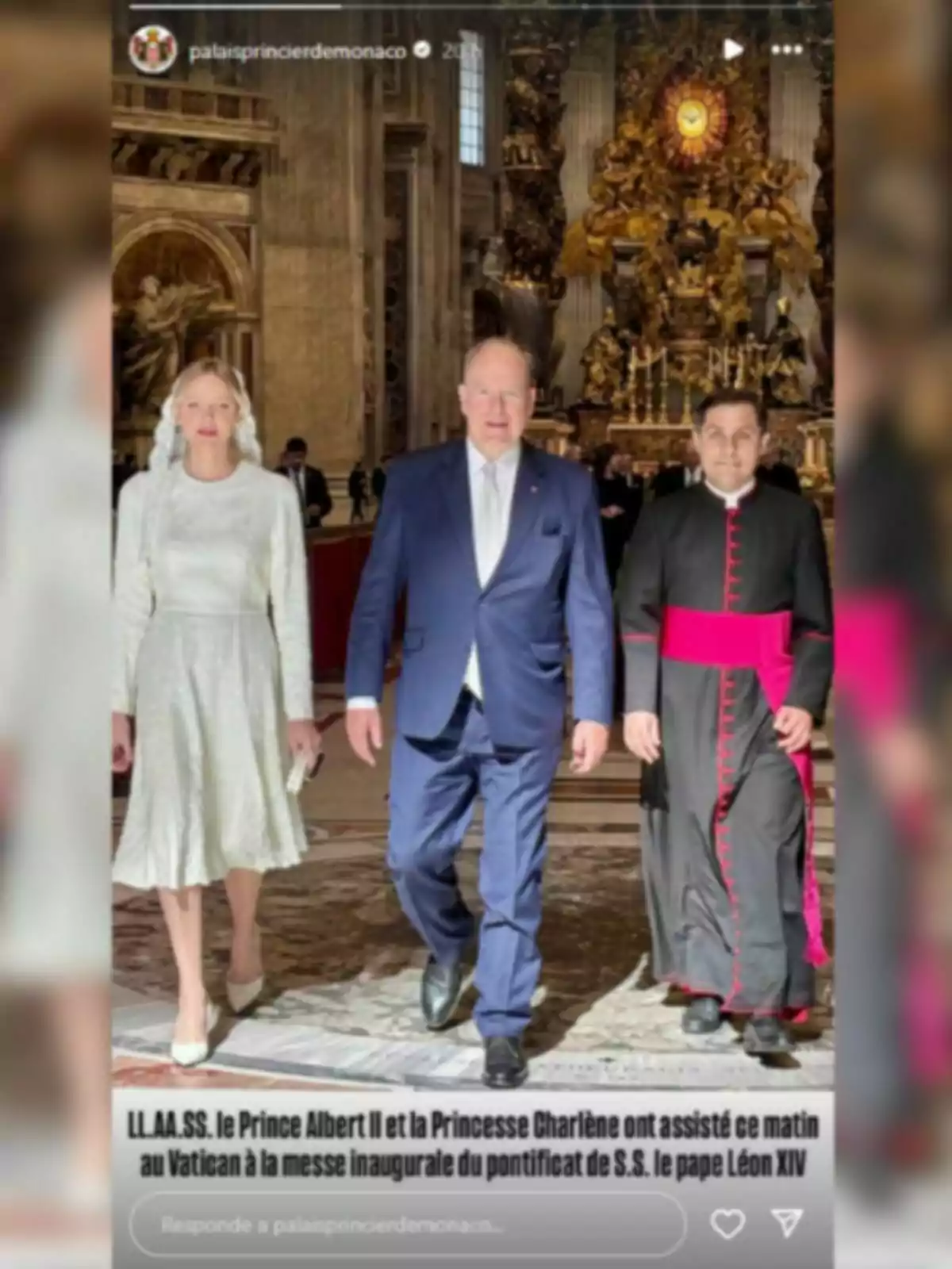 Charlene y Alberto de Mónaco elegantemente vestida camina junto a un clérigo en un interior decorado con arte religioso y arquitectura elaborada. Charlene y Alberto de Mónaco elegantemente vestida camina junto a un clérigo en un interior decorado con arte religioso y arquitectura elaborada.