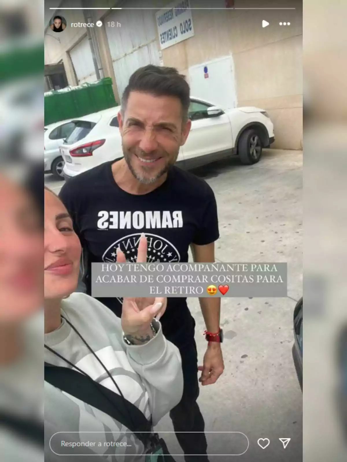Antonio David Flores sonríe mientras Rocío Flores hace un gesto de paz con los dedos, ambos están al aire libre cerca de un coche blanco. Antonio David Flores sonríe mientras Rocío Flores hace un gesto de paz con los dedos, ambos están al aire libre cerca de un coche blanco.