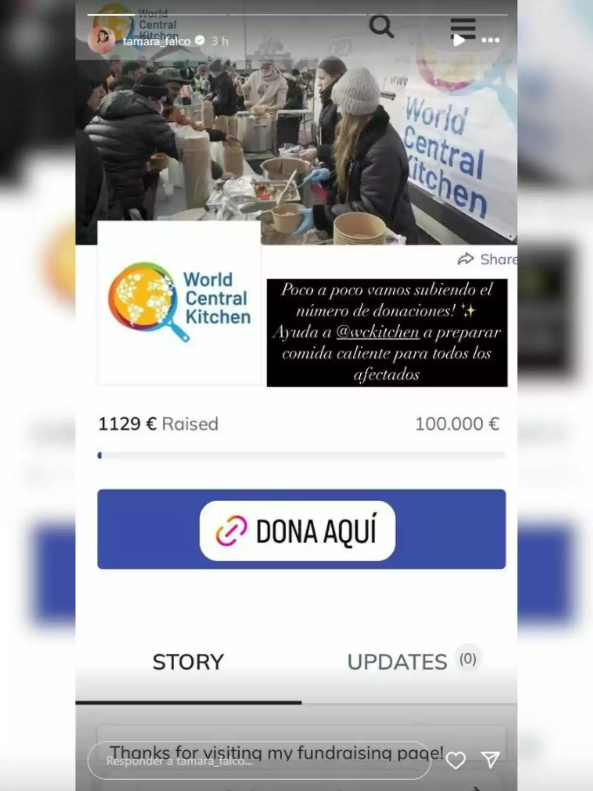 Personas sirviendo comida en un evento de World Central Kitchen con un mensaje de agradecimiento por las donaciones y un botón para donar.