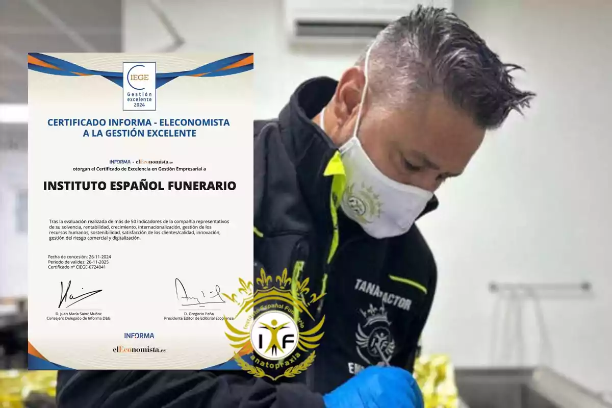 Un hombre con mascarilla y guantes realiza un procedimiento mientras sostiene un certificado de excelencia en gestión empresarial otorgado al Instituto Español Funerario.