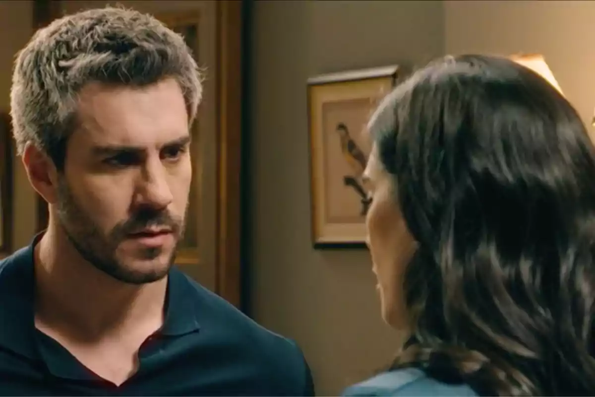 Andrés y María conversan en una habitación con cuadros en la pared. Captura de 'Sueños de libertad' Andrés y María conversan en una habitación con cuadros en la pared. Captura de 'Sueños de libertad'