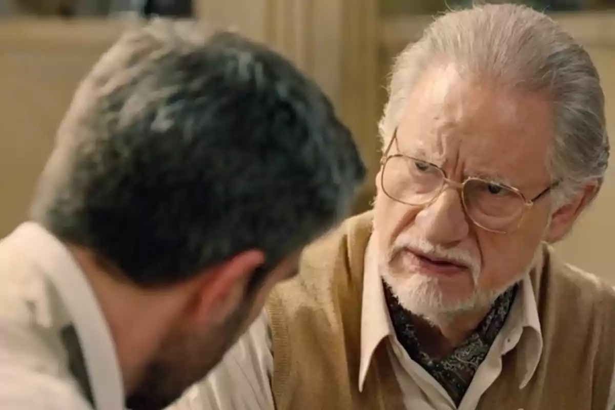 Damián con expresión seria conversa con Andrés en primer plano. Captura de 'Sueños d libertad' Damián con expresión seria conversa con Andrés en primer plano. Captura de 'Sueños d libertad'