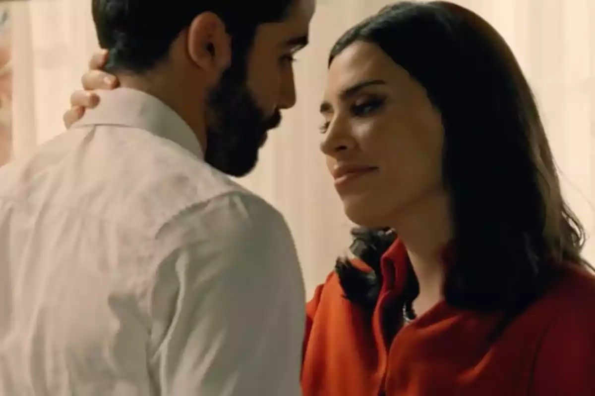 Raúl y María mirándose a los ojos con expresión de cariño en un ambiente interior iluminado. Captura de 'Sueños de libertad' Raúl y María mirándose a los ojos con expresión de cariño en un ambiente interior iluminado. Captura de 'Sueños de libertad'