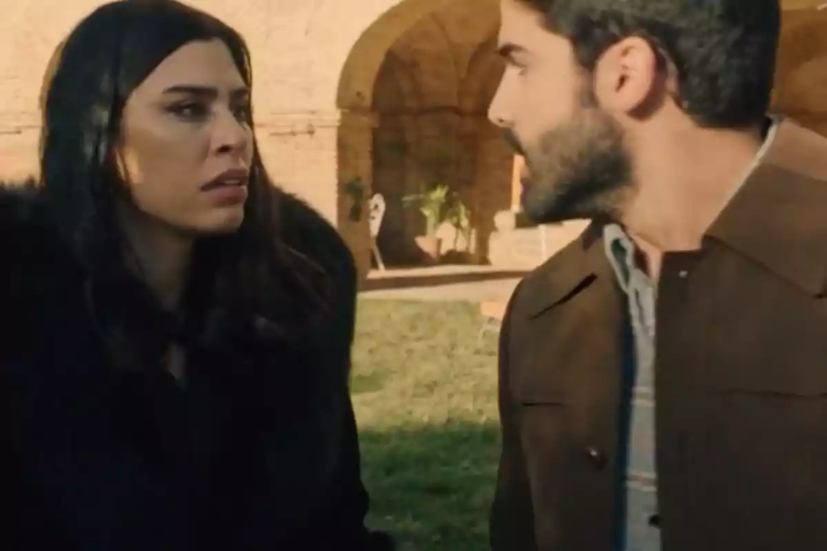 María y Raúl se miran con expresiones serias en un espacio al aire libre con paredes de ladrillo y arcos al fondo. Captura de 'Sueños de libertad' María y Raúl se miran con expresiones serias en un espacio al aire libre con paredes de ladrillo y arcos al fondo. Captura de 'Sueños de libertad'