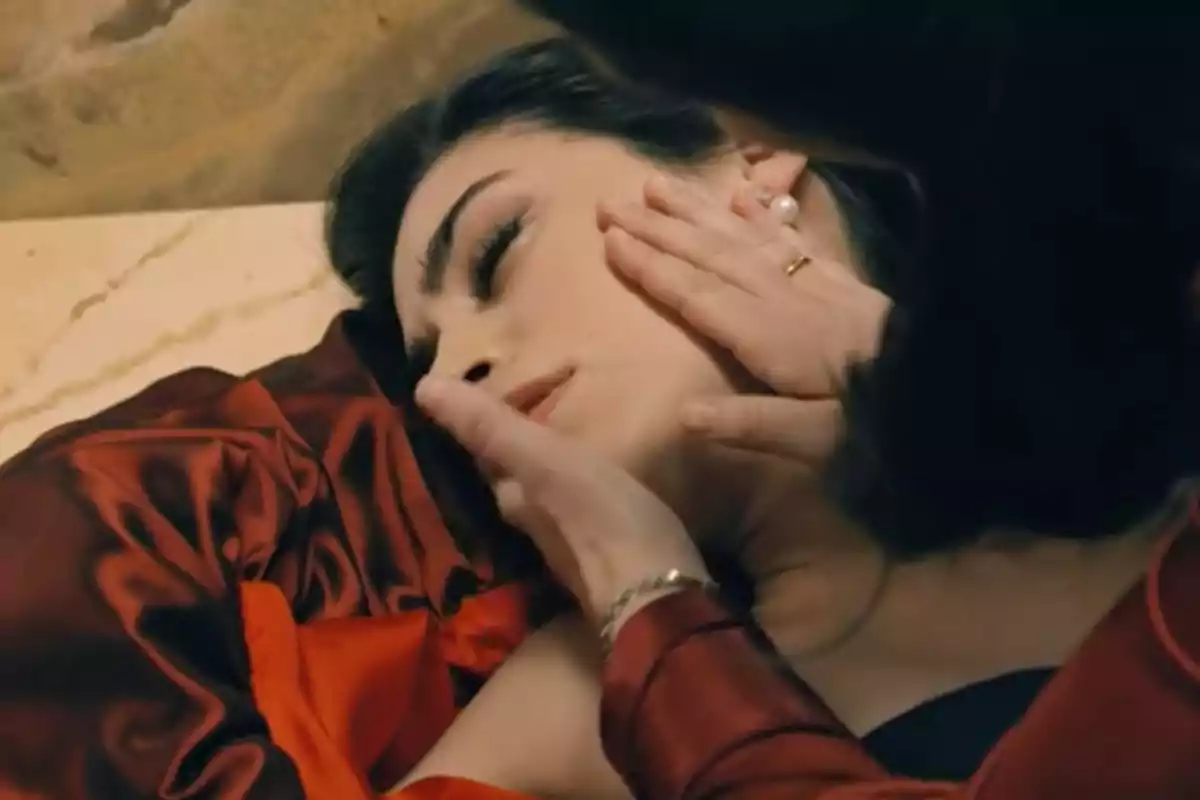María recostada con los ojos cerrados mientras otra persona le sostiene el rostro con delicadeza. Captura de 'Sueños de libertad' María recostada con los ojos cerrados mientras otra persona le sostiene el rostro con delicadeza. Captura de 'Sueños de libertad'