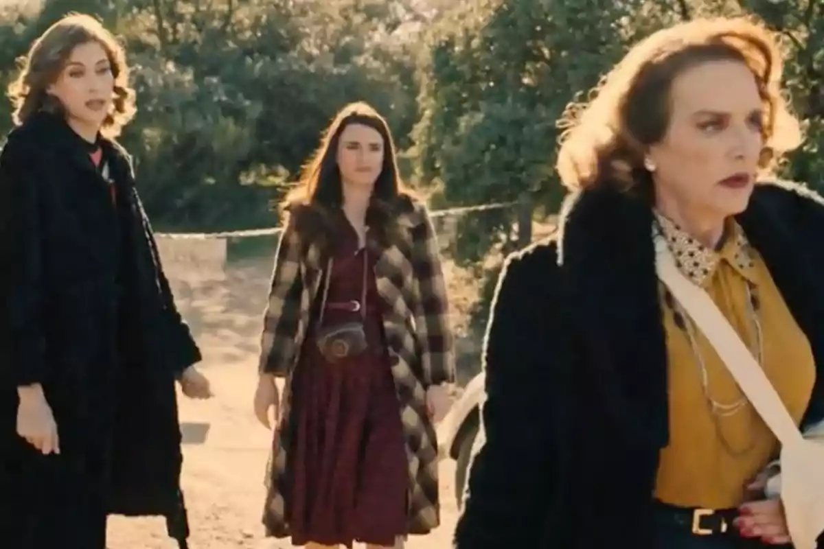 Marta, Fina y doña Clara con abrigos de invierno caminan al aire libre en un entorno natural y soleado. Captura de 'Sueños de libertad' Marta, Fina y doña Clara con abrigos de invierno caminan al aire libre en un entorno natural y soleado. Captura de 'Sueños de libertad'