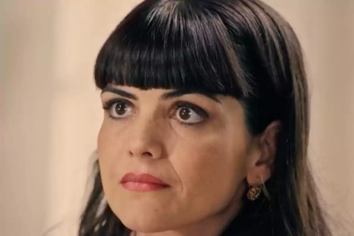 Gema con cabello oscuro y flequillo mira hacia arriba con expresión seria. Captura de 'Sueños de libertad' Gema con cabello oscuro y flequillo mira hacia arriba con expresión seria. Captura de 'Sueños de libertad'