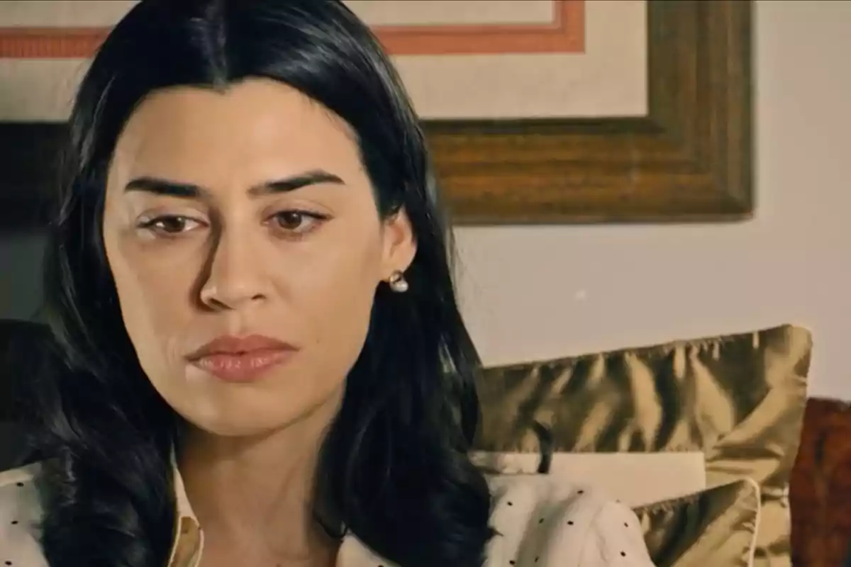 María con expresión seria sentada frente a un cojín dorado. Captura de 'Sueños de libertad' María con expresión seria sentada frente a un cojín dorado. Captura de 'Sueños de libertad'