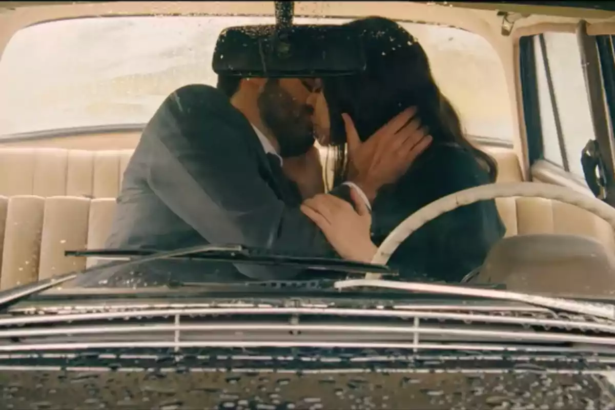 Raúl y María se besa apasionadamente dentro de un auto mientras llueve afuera. Captura de 'Sueños de libertad' Raúl y María se besa apasionadamente dentro de un auto mientras llueve afuera. Captura de 'Sueños de libertad'