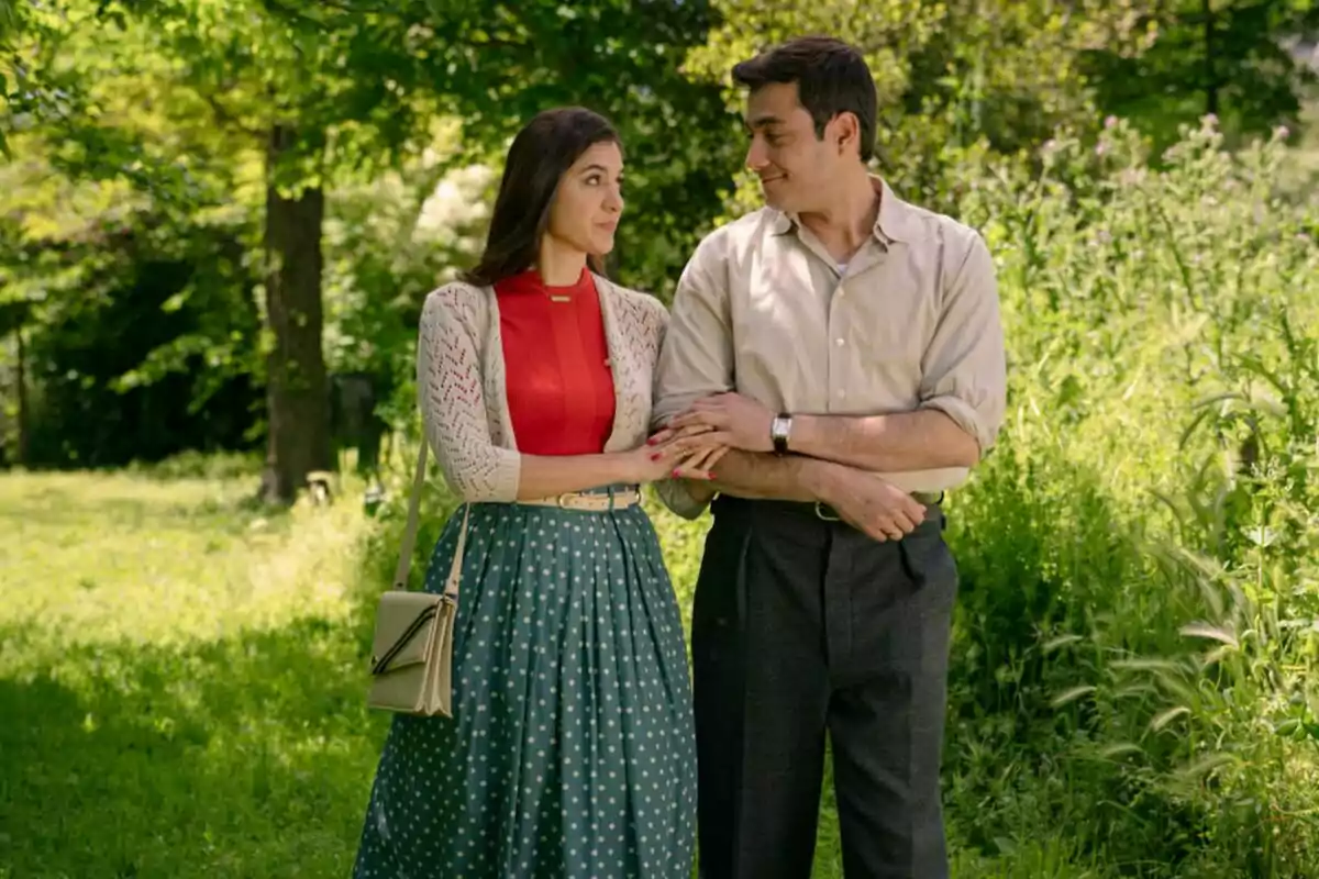 Carmen y Tasio caminando por un parque verde y soleado, mirándose con afecto. Captura de 'Sueños de libertad'