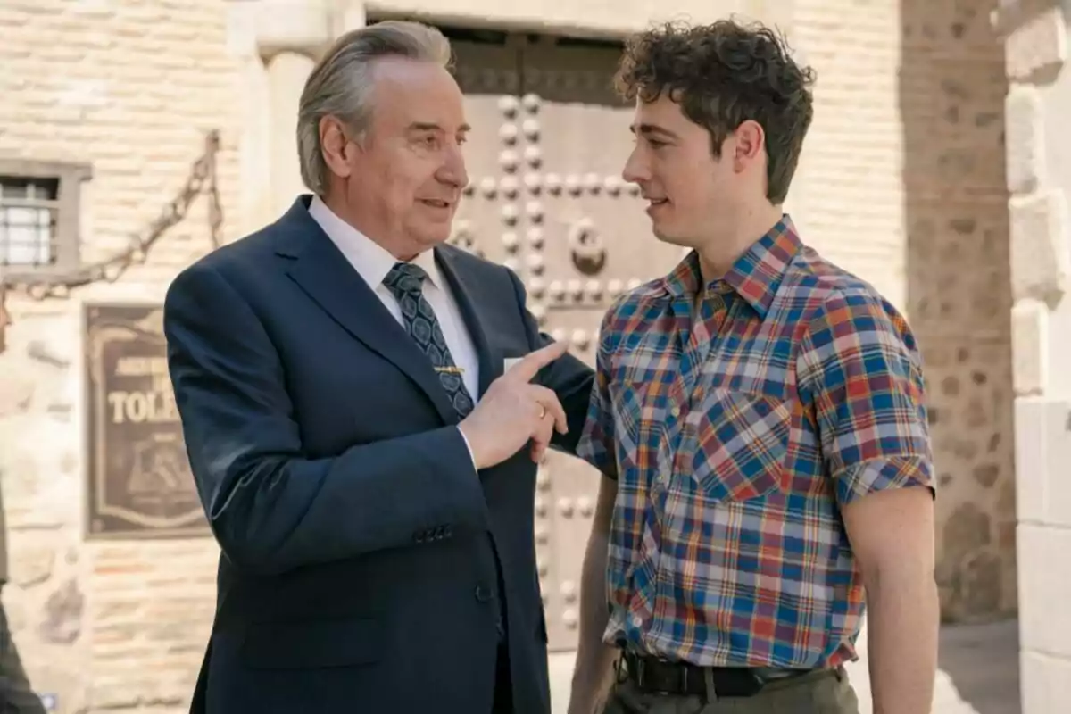 Don Pedro y Mateo conversan amigablemente al aire libre, uno de ellos lleva un traje oscuro y el otro una camisa de cuadros. Captura de 'Sueños de libertad'