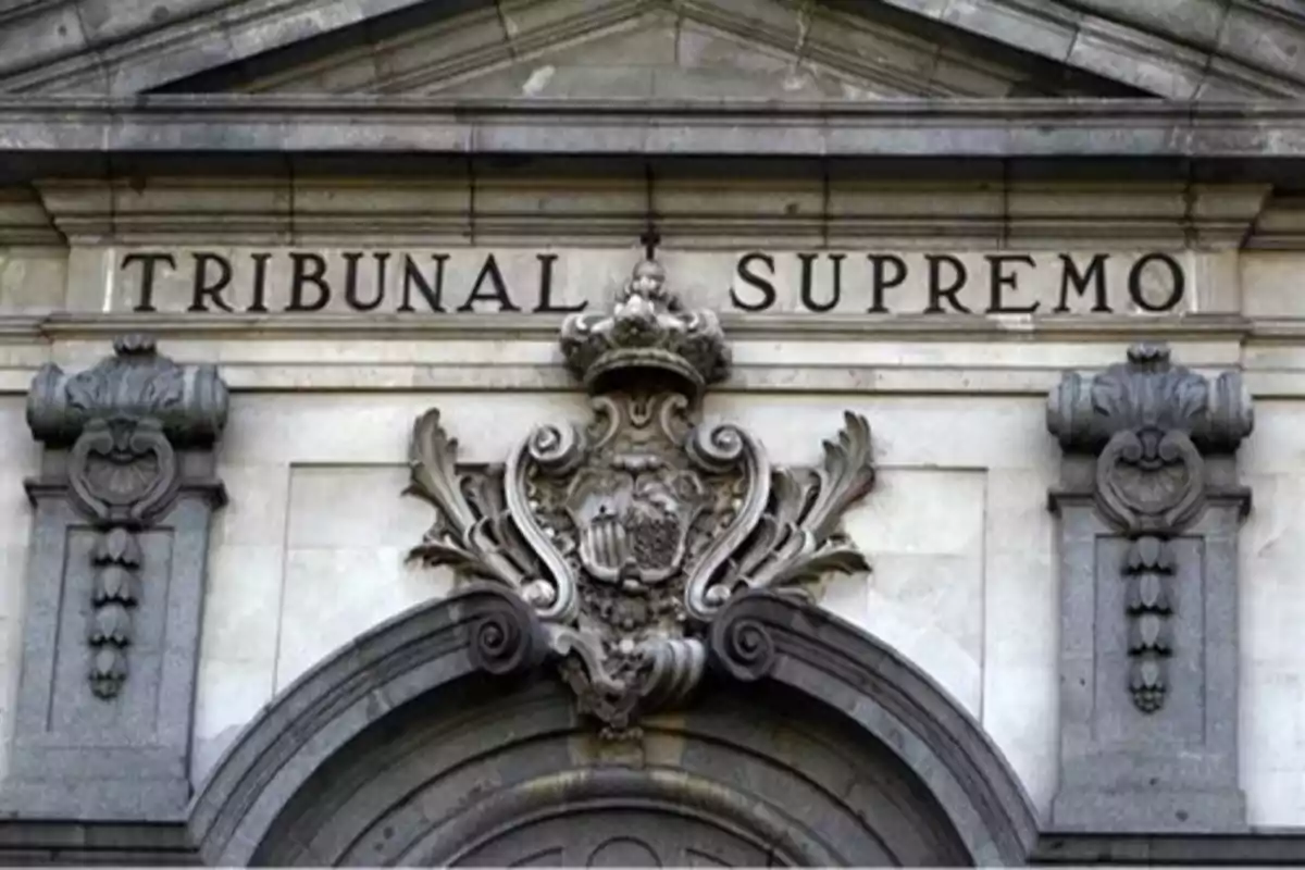 Fachada del Tribunal Supremo con escudo decorativo en piedra.