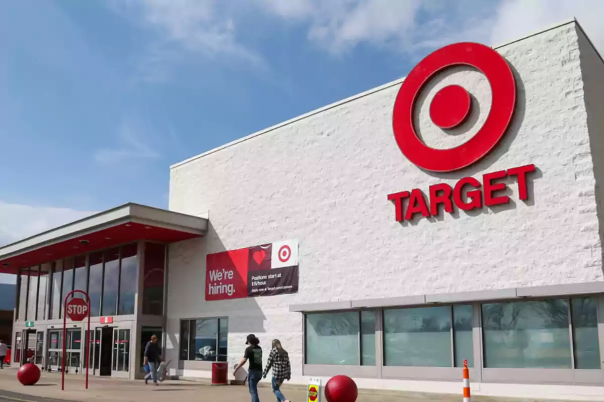 Fachada de una tienda Target con un cartel de contratación y personas caminando por la entrada. Fachada de una tienda Target con un cartel de contratación y personas caminando por la entrada.