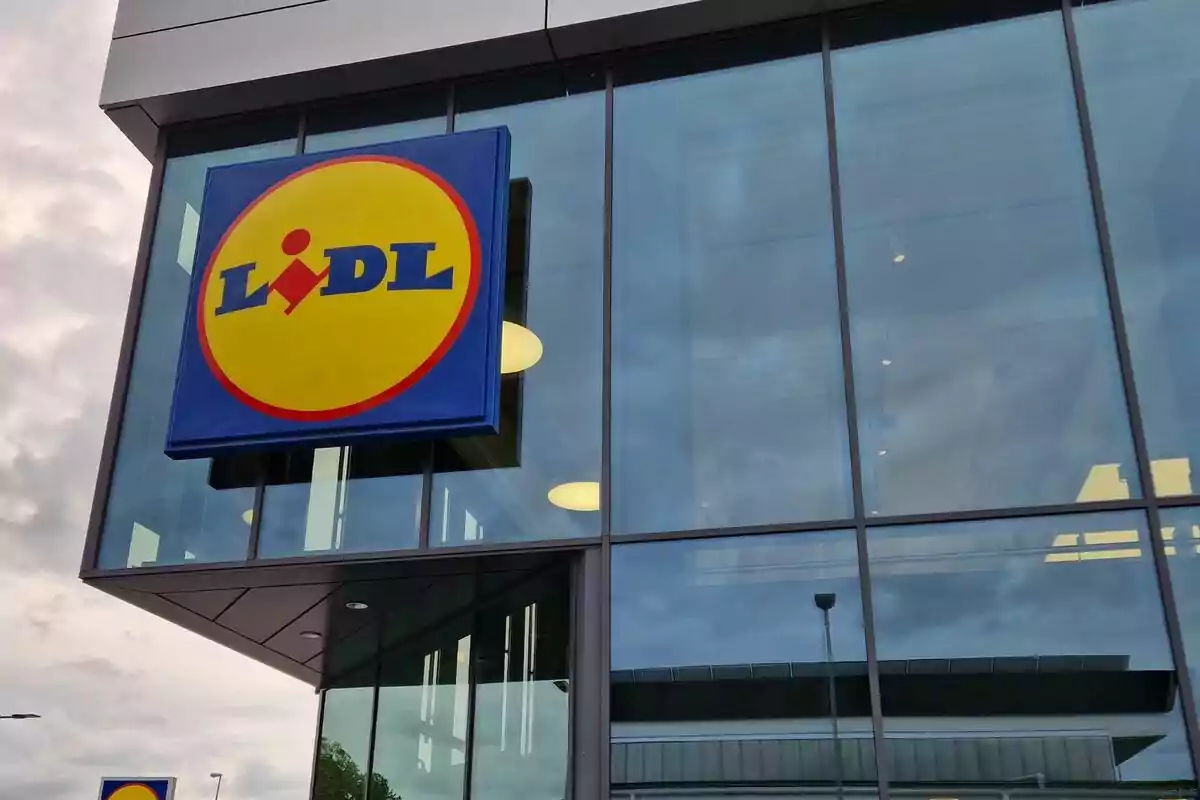 Fachada de una tienda Lidl con el logotipo visible en un letrero cuadrado. Fachada de una tienda Lidl con el logotipo visible en un letrero cuadrado.