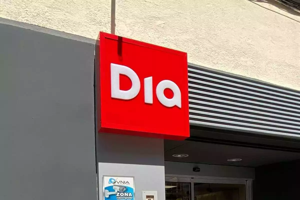 El logo de Supermercados Dia, con el fondo rojo y las letras blancas, en la entrada de una de sus tiendas El logo de Supermercados Dia, con el fondo rojo y las letras blancas, en la entrada de una de sus tiendas