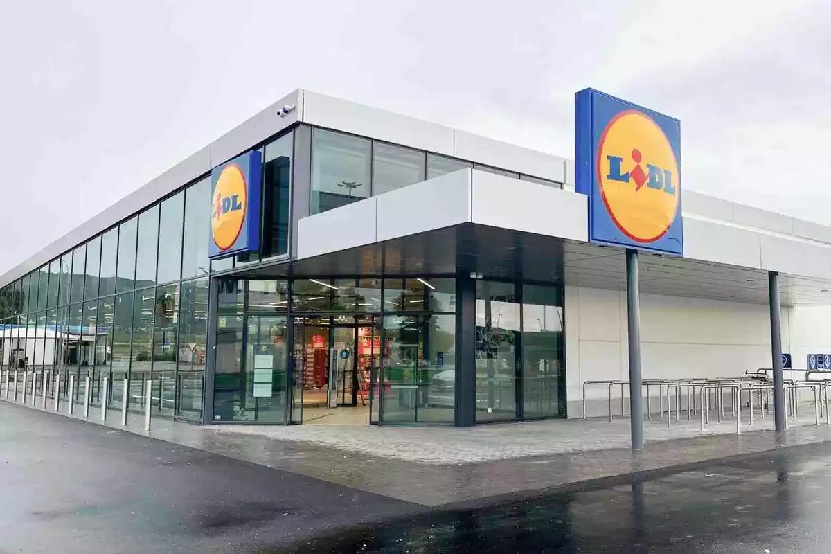 Edificio de un supermercado de Lidl Edificio de un supermercado de Lidl