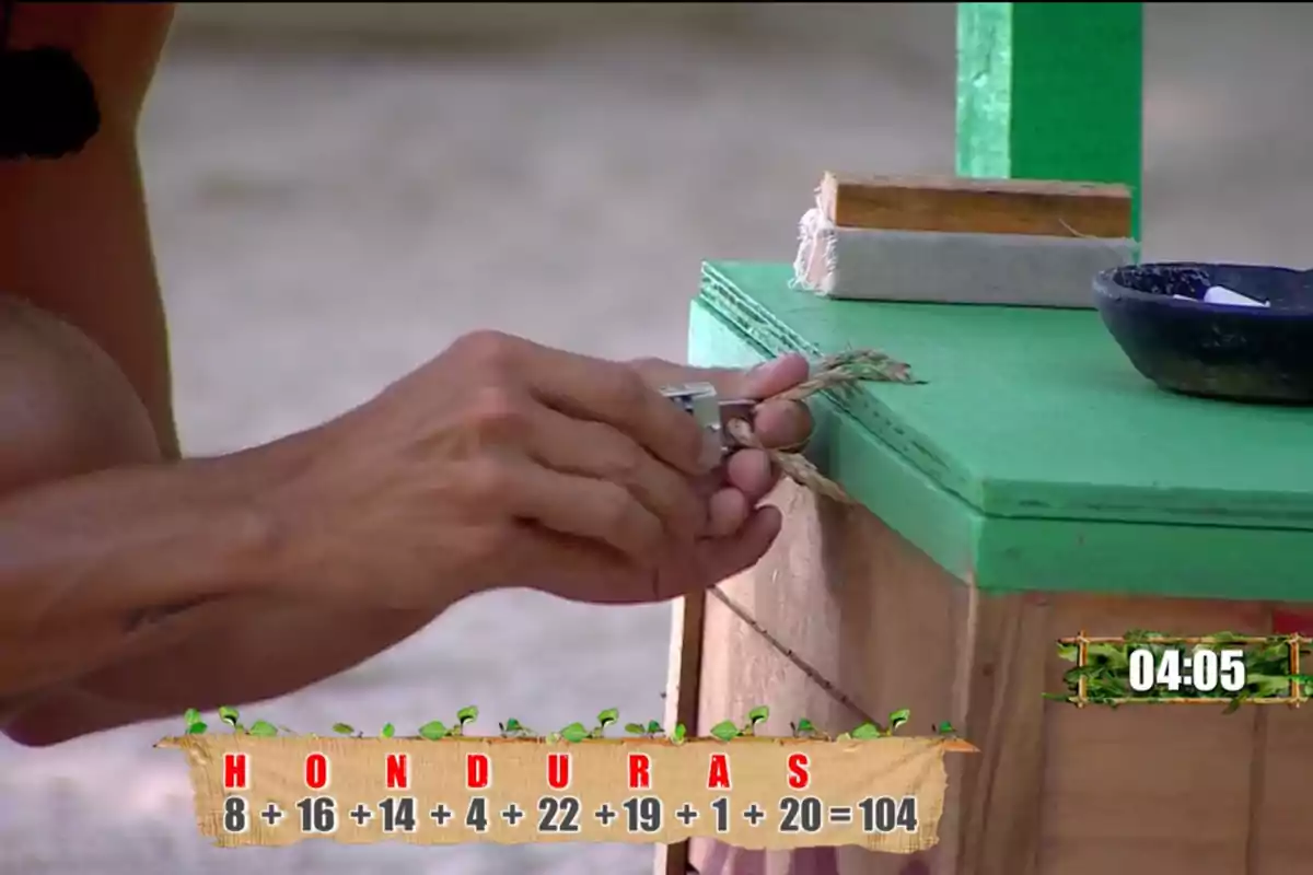 Unas manos sostienen una cuerda junto a una estructura verde con un temporizador que muestra 04:05 y la palabra Unas manos sostienen una cuerda junto a una estructura verde con un temporizador que muestra 04:05 y la palabra