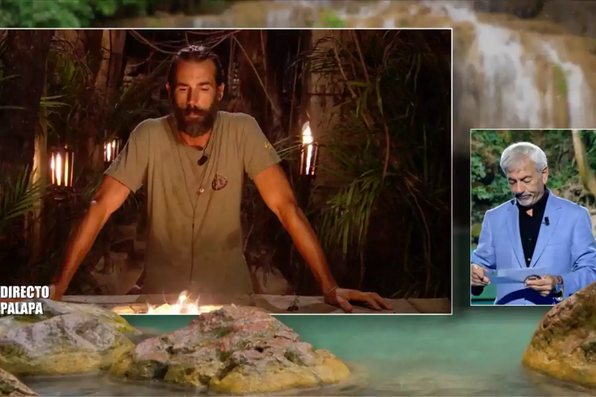 Álex Adrover con camiseta verde se apoya sobre una mesa frente a una fogata en un entorno selvático mientras en una ventana pequeña aparece Carlos Sobera con saco azul claro leyendo una hoja. Captura de 'Supervivientes' Álex Adrover con camiseta verde se apoya sobre una mesa frente a una fogata en un entorno selvático mientras en una ventana pequeña aparece Carlos Sobera con saco azul claro leyendo una hoja. Captura de 'Supervivientes'
