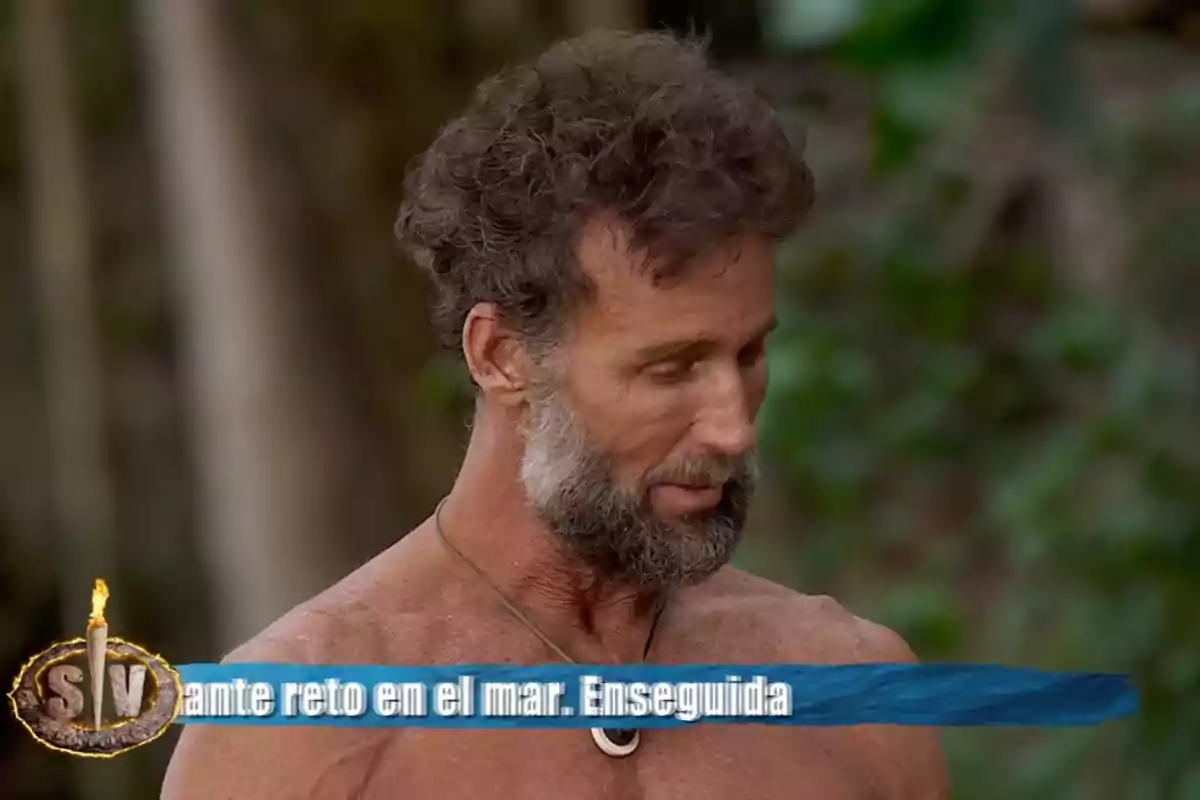 Álvaro Muñoz Escassi aparece en un entorno natural con un texto en la parte inferior que menciona un reto en el mar. Captura de 'Supervivientes'