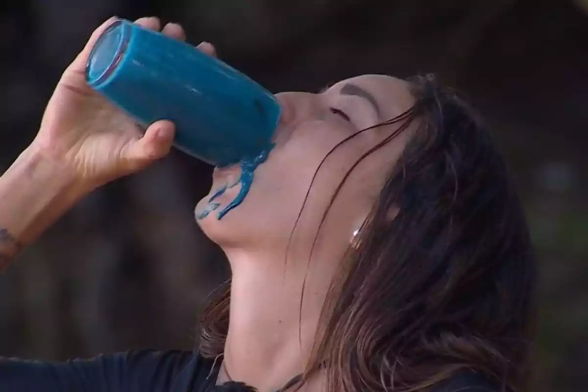Anita bebe de un vaso que contiene un líquido azul, mientras parte del líquido se derrama por su rostro. Captura de 'Supervivientes' Anita bebe de un vaso que contiene un líquido azul, mientras parte del líquido se derrama por su rostro. Captura de 'Supervivientes'