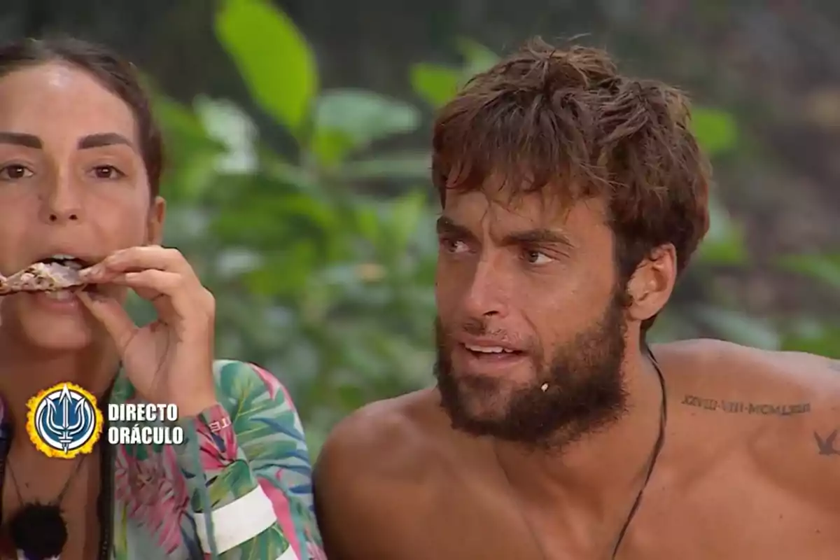 Anita y Montoya en un entorno natural, una de ellas está comiendo mientras la otra parece estar hablando. Captura de 'Supervivientes'