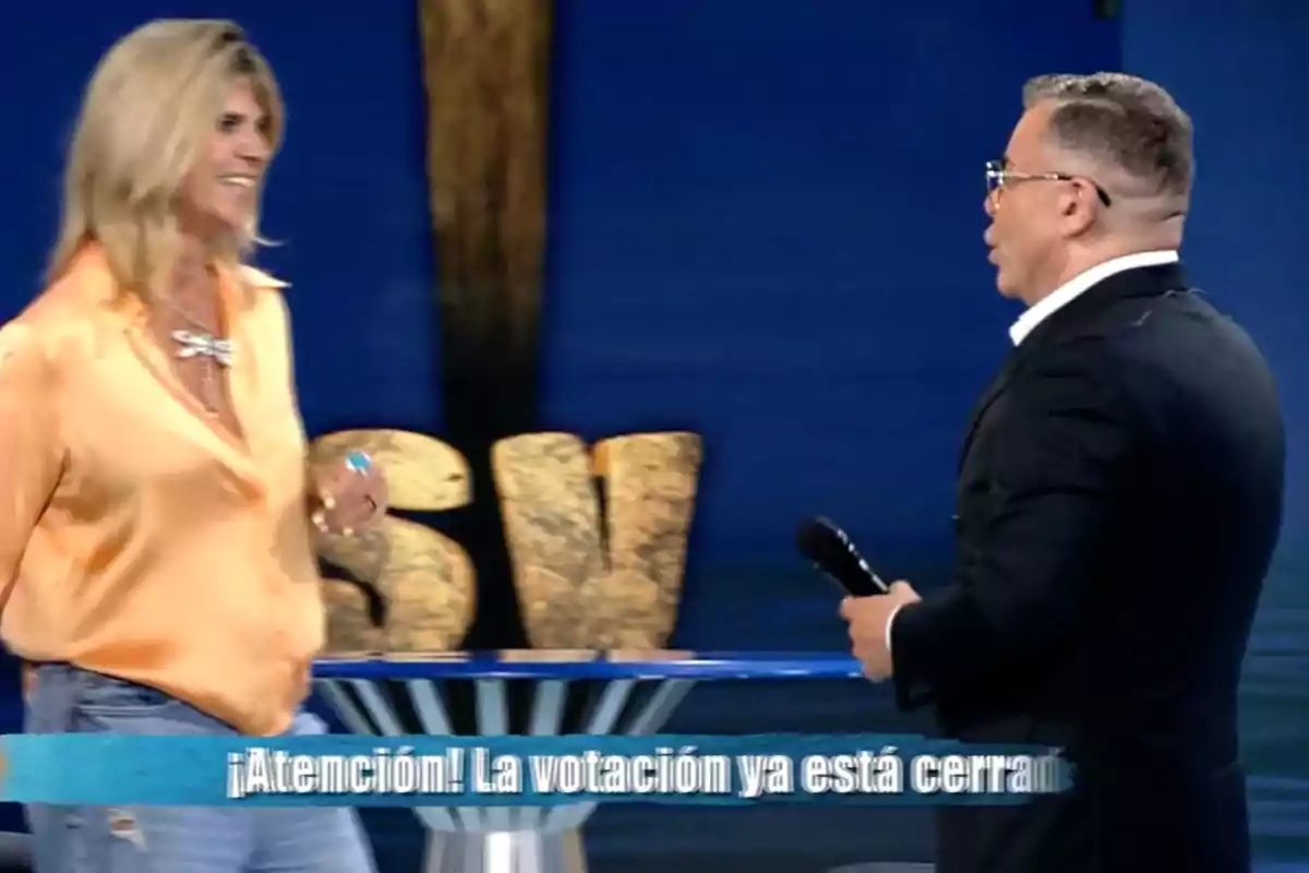 Arancha de Benito y Jorge Javier Vázquez conversan en un set de televisión con letras grandes de fondo y un mensaje en la parte inferior que indica que la votación ya está cerrada. Captura de 'Supervivientes' Arancha de Benito y Jorge Javier Vázquez conversan en un set de televisión con letras grandes de fondo y un mensaje en la parte inferior que indica que la votación ya está cerrada. Captura de 'Supervivientes'