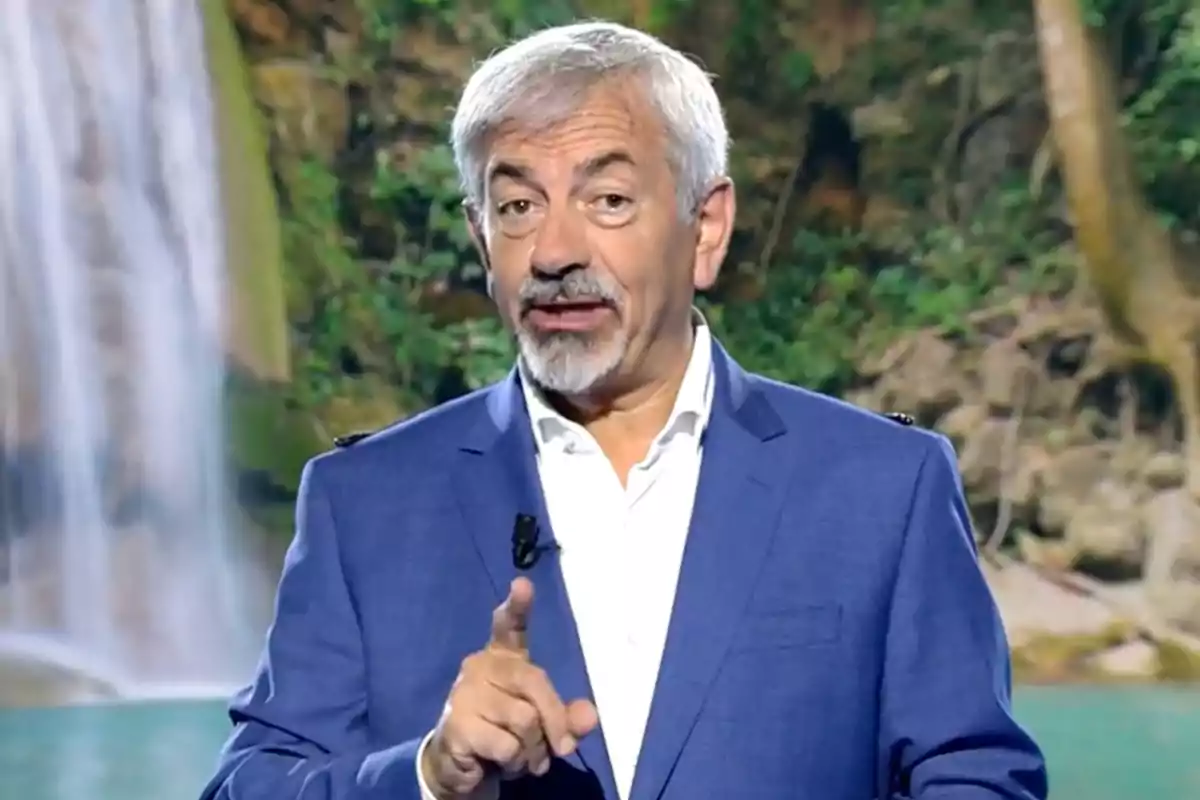 Carlos Sobera vestido con saco azul y camisa blanca hablando frente a un fondo de cascada y vegetación. Captura de 'Supervivientes' Carlos Sobera vestido con saco azul y camisa blanca hablando frente a un fondo de cascada y vegetación. Captura de 'Supervivientes'