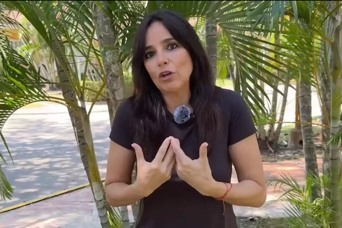 Carmen Alcayde con camiseta negra está hablando al aire libre rodeada de palmeras. Captura de 'supervivientes' Carmen Alcayde con camiseta negra está hablando al aire libre rodeada de palmeras. Captura de 'supervivientes'