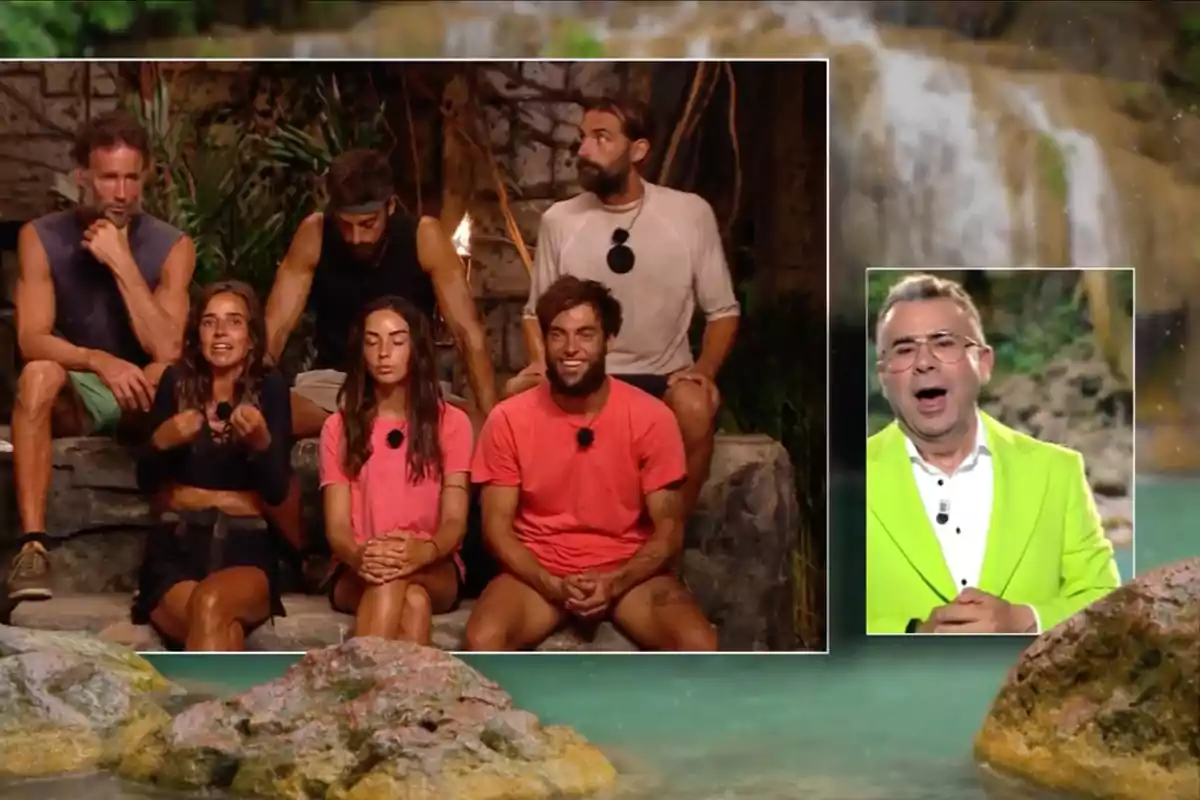 Un grupo de personas está sentado en un entorno natural, mientras un presentador con chaqueta verde aparece en un recuadro a la derecha. Captura de 'Supervivientes' Un grupo de personas está sentado en un entorno natural, mientras un presentador con chaqueta verde aparece en un recuadro a la derecha. Captura de 'Supervivientes'