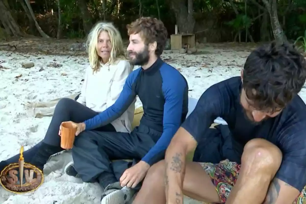 Makoke, Pelayo Díaz y Manuel González sentadas en la arena de una playa, una de ellas sostiene una taza mientras conversan, rodeados de árboles y vegetación. Captura de 'Supervivientes' Makoke, Pelayo Díaz y Manuel González sentadas en la arena de una playa, una de ellas sostiene una taza mientras conversan, rodeados de árboles y vegetación. Captura de 'Supervivientes'