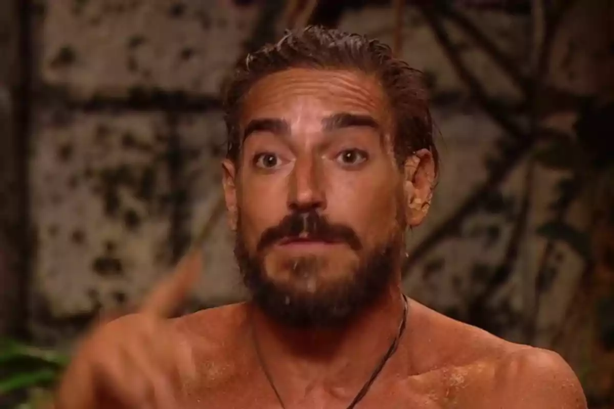 Damián Quintero gesticulando intensamente en un entorno natural. Captura de 'Supervivientes' Damián Quintero gesticulando intensamente en un entorno natural. Captura de 'Supervivientes'