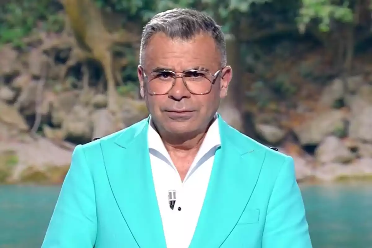 Jorge Javier Vázquez lleva un traje azul claro y una camisa blanca con un fondo de naturaleza. Captura de 'Supervivientes' Jorge Javier Vázquez lleva un traje azul claro y una camisa blanca con un fondo de naturaleza. Captura de 'Supervivientes'