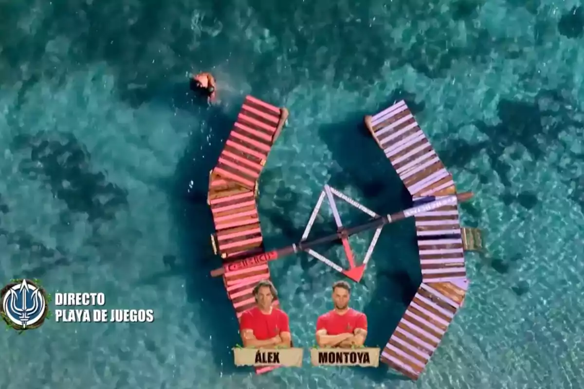 Vista aérea de una estructura flotante de colores rojo y azul sobre el mar con una persona nadando cerca y dos hombres con camisetas rojas identificados como Álex y Montoya en la parte inferior. Captura de 'Supervivientes' Vista aérea de una estructura flotante de colores rojo y azul sobre el mar con una persona nadando cerca y dos hombres con camisetas rojas identificados como Álex y Montoya en la parte inferior. Captura de 'Supervivientes'