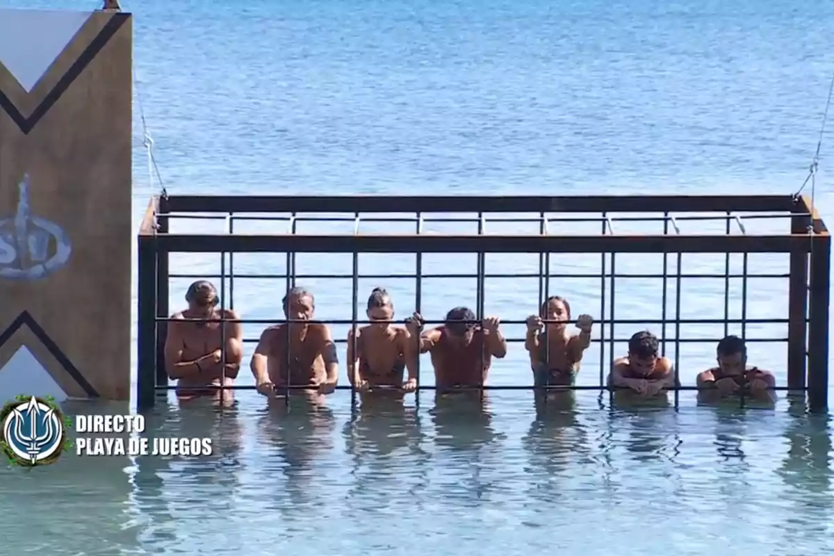 Un grupo de personas participa en un desafío acuático sosteniéndose de una estructura metálica sobre el agua. Captura de 'Supervivientes' Un grupo de personas participa en un desafío acuático sosteniéndose de una estructura metálica sobre el agua. Captura de 'Supervivientes'