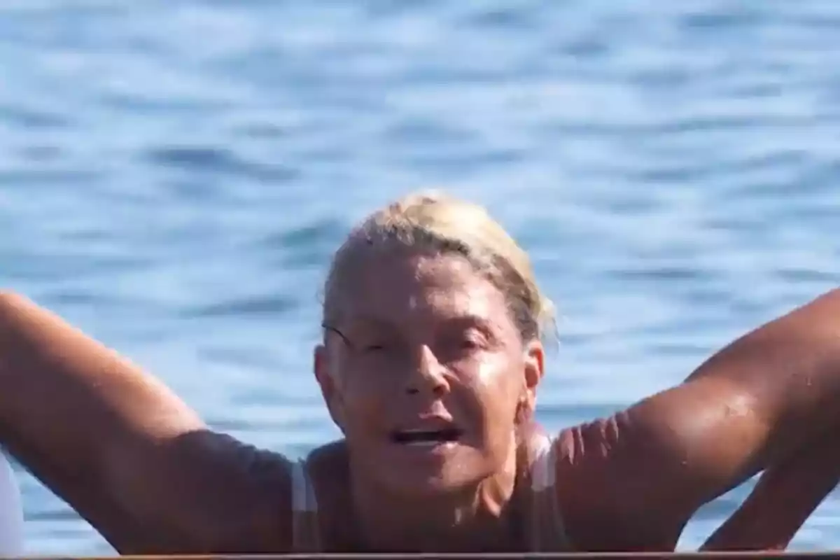 Makoke con el cabello recogido está en el agua con los brazos extendidos hacia los lados. Captura de 'Supervivientes' Makoke con el cabello recogido está en el agua con los brazos extendidos hacia los lados. Captura de 'Supervivientes'