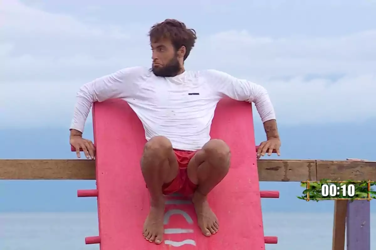 Montoya con camiseta blanca se prepara para deslizarse por una rampa roja en un entorno al aire libre con el mar de fondo. Captura de 'Supervivientes' Montoya con camiseta blanca se prepara para deslizarse por una rampa roja en un entorno al aire libre con el mar de fondo. Captura de 'Supervivientes'