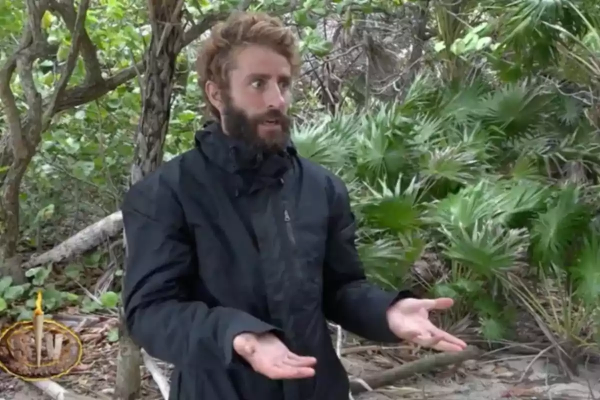 Pelayo Díaz con chaqueta negra está en un entorno selvático, gesticulando con las manos abiertas. Captura de 'Supervivientes' Pelayo Díaz con chaqueta negra está en un entorno selvático, gesticulando con las manos abiertas. Captura de 'Supervivientes'