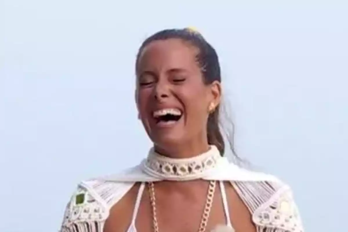 Laura Madrueño riendo a carcajadas con el cabello recogido y vestida de blanco frente a un fondo claro. Captura de 'Supervivientes' Laura Madrueño riendo a carcajadas con el cabello recogido y vestida de blanco frente a un fondo claro. Captura de 'Supervivientes'
