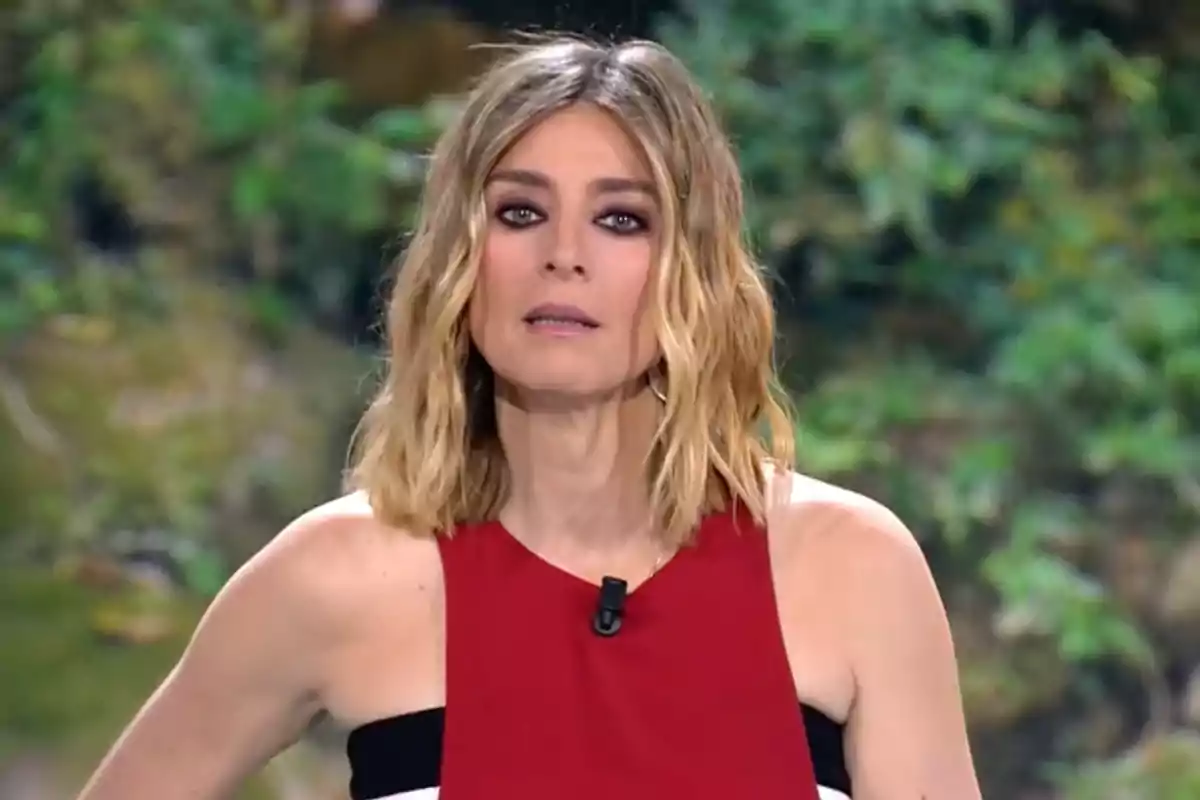 Sandra Barneda lleva un vestido rojo y negro frente a un fondo verde difuminado. Captura de 'Supervivientes' Sandra Barneda lleva un vestido rojo y negro frente a un fondo verde difuminado. Captura de 'Supervivientes'