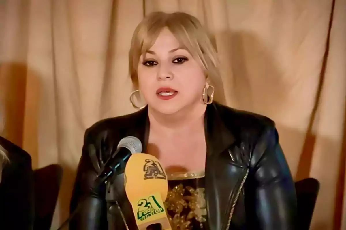 Mujer rubia hablando ante un micrófono