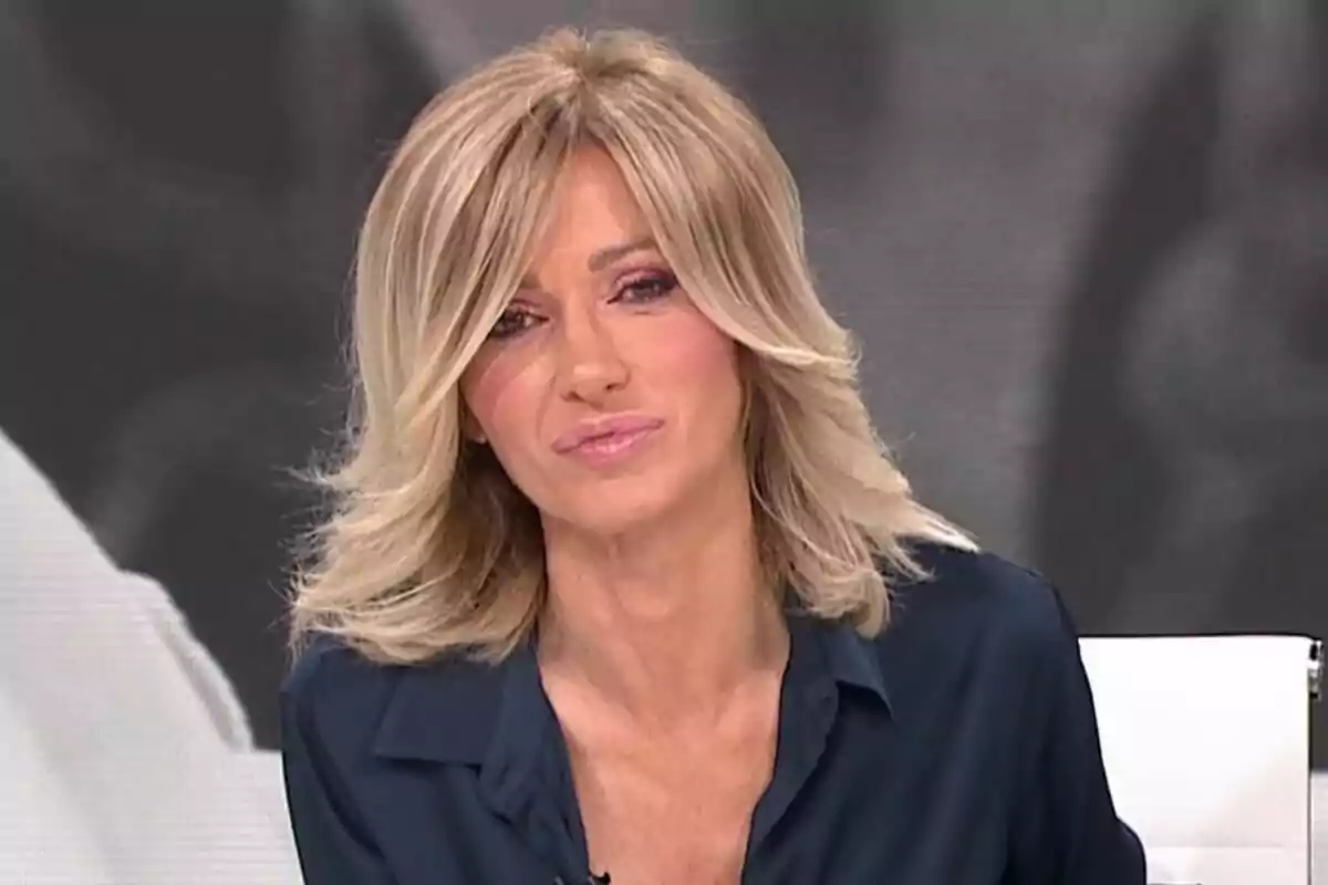Susanna Griso con cabello rubio y ondulado lleva una blusa oscura y está en Espejo Público. Susanna Griso con cabello rubio y ondulado lleva una blusa oscura y está en Espejo Público.