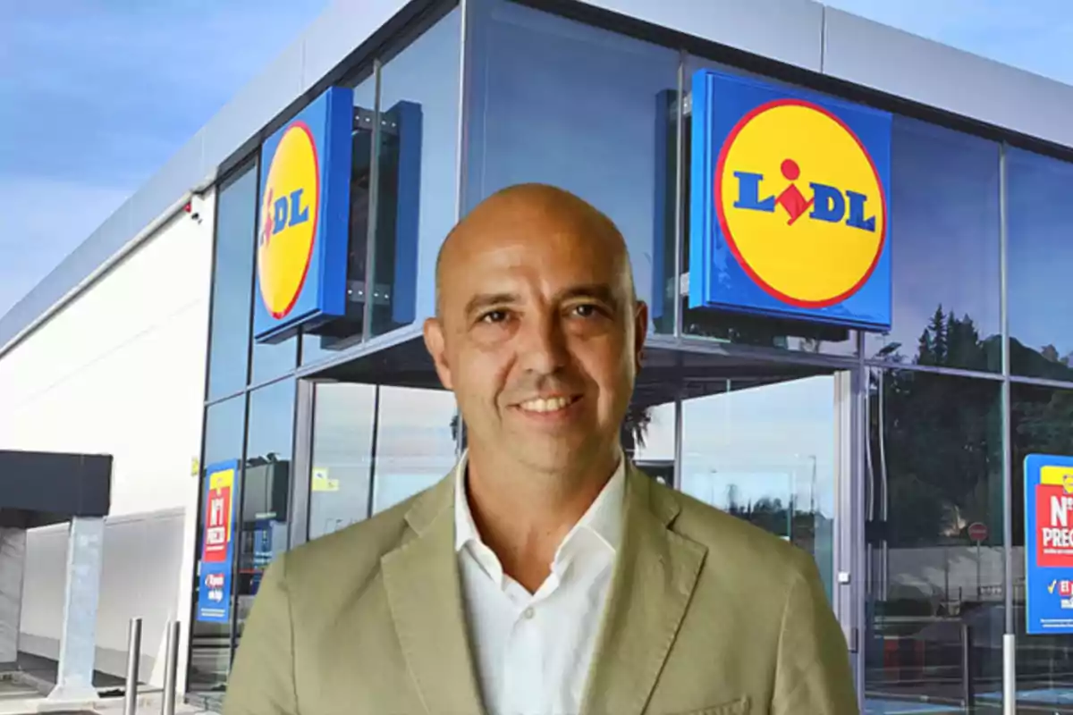Un hombre con traje claro frente a una tienda de Lidl.