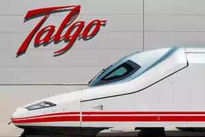 Tren de alta velocidad blanco con franjas rojas frente a un edificio con el logotipo de Talgo.