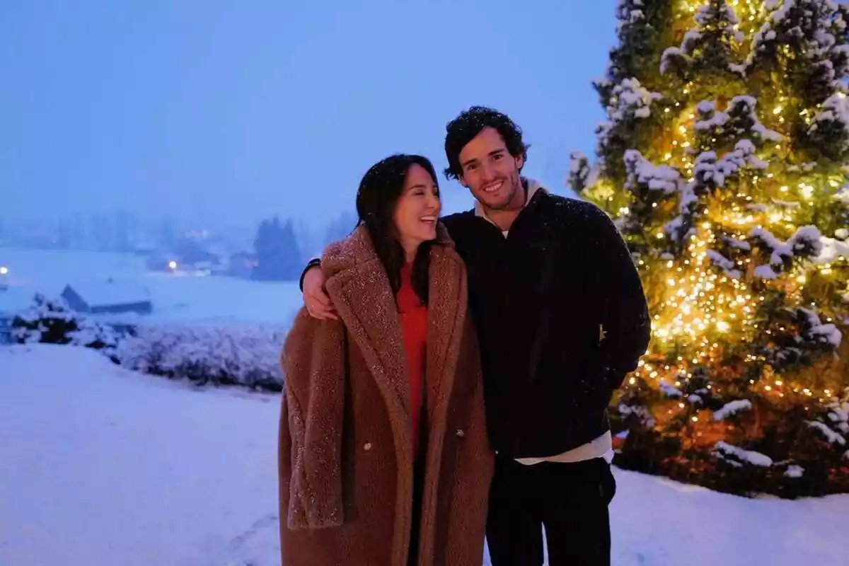 Post de Tamara Falcó en Instagram con Íñigo Onieva riendo en la nieve y un árbol con luces el 9 de enero de 2024 Post de Tamara Falcó en Instagram con Íñigo Onieva riendo en la nieve y un árbol con luces el 9 de enero de 2024