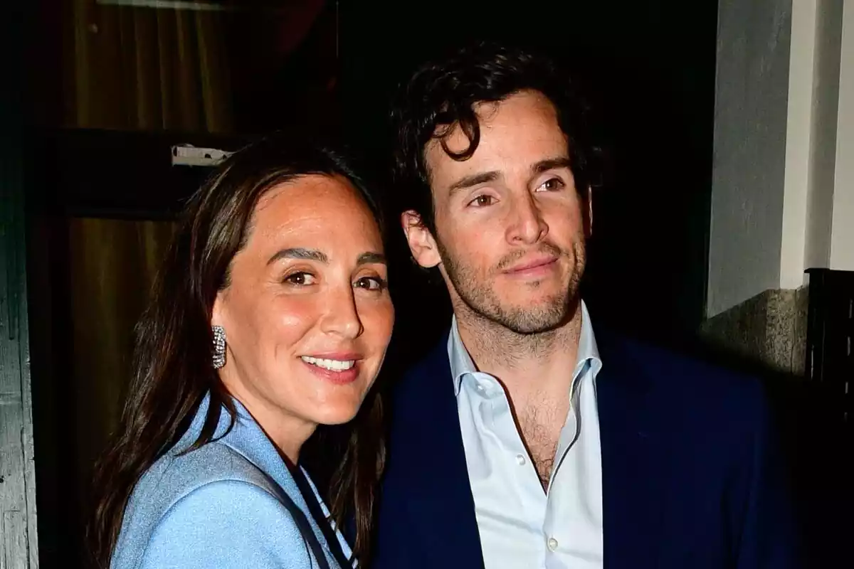 Tamara Falcó sonriendo en traje azul claro junto a Íñigo Onieva sonriendo en traje azul marino