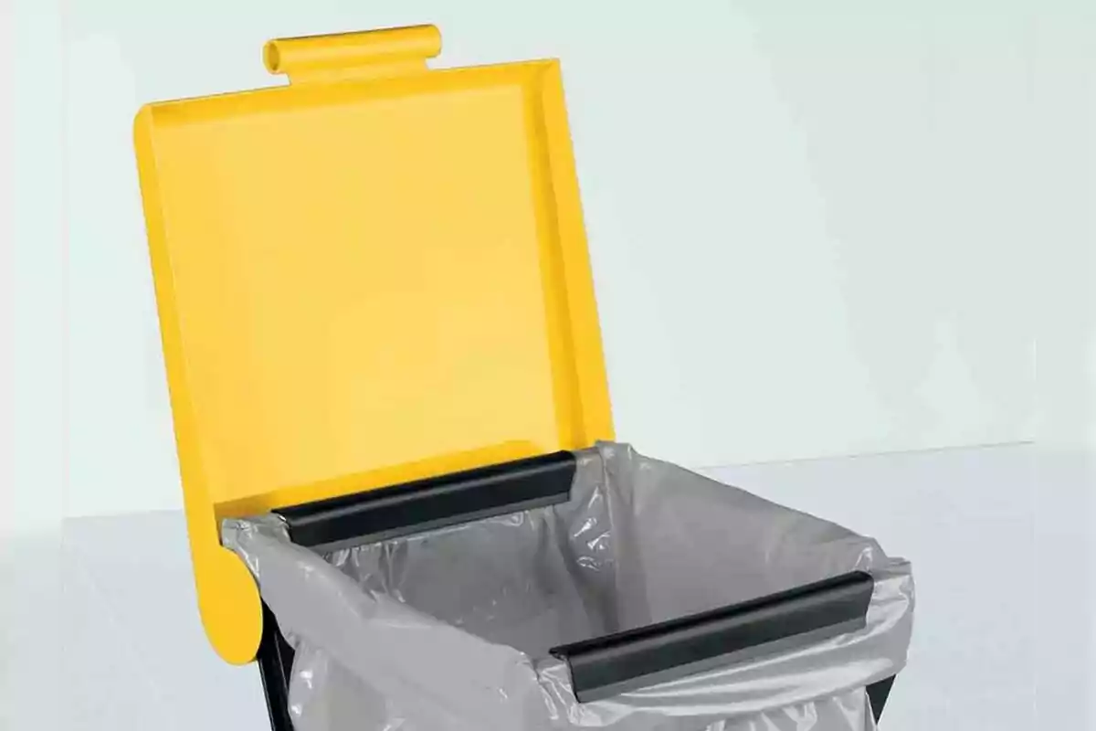 Un bote de basura de Lidl con tapa amarilla abierta y bolsa gris en su interior. Un bote de basura de Lidl con tapa amarilla abierta y bolsa gris en su interior.